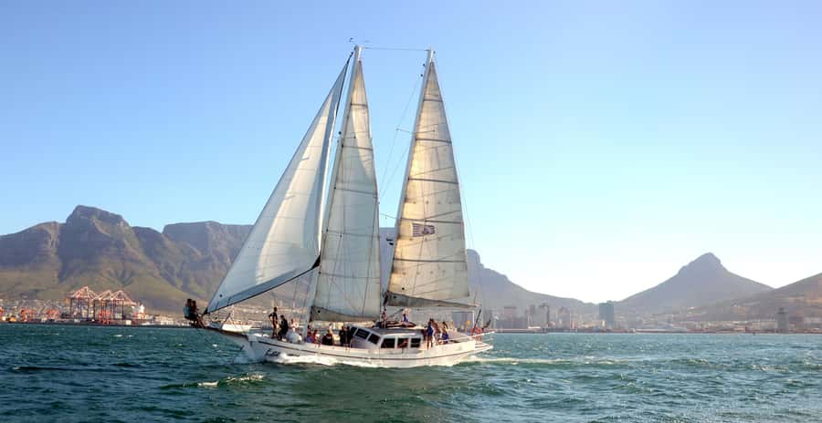 Cape Town: 1-Hour Pre-Sunset Champagne Cruise - Weather, music, and comfort: plan for a Cape Town ocean breeze
