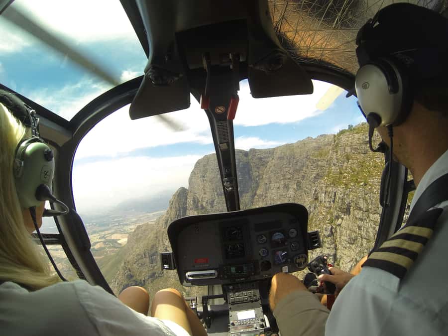 Cape Town: 2 Oceans Helicopter Flight with Boat Tour Ticket - Entering Cape Town from the sky, fast and focused