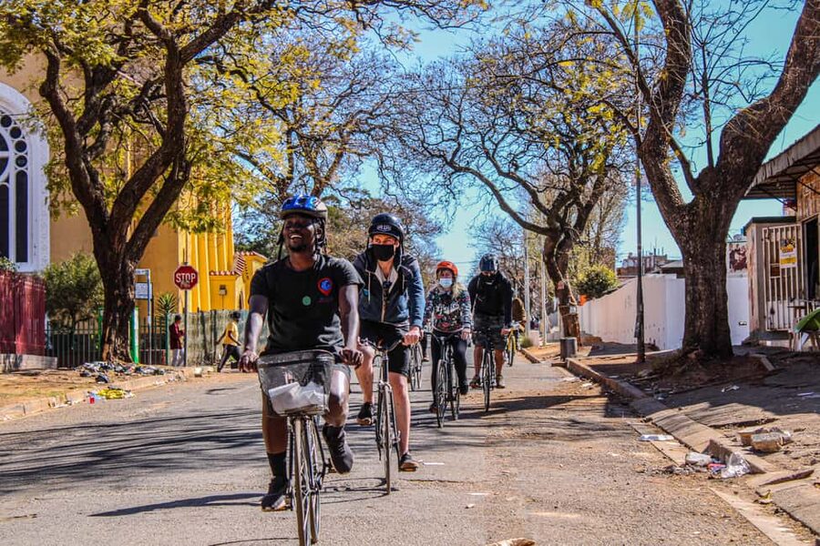 Cape Town: bicycle or E-scooter History Tour with Coffee - Greenpoint Biodiversity Garden, fynbos as a city reset