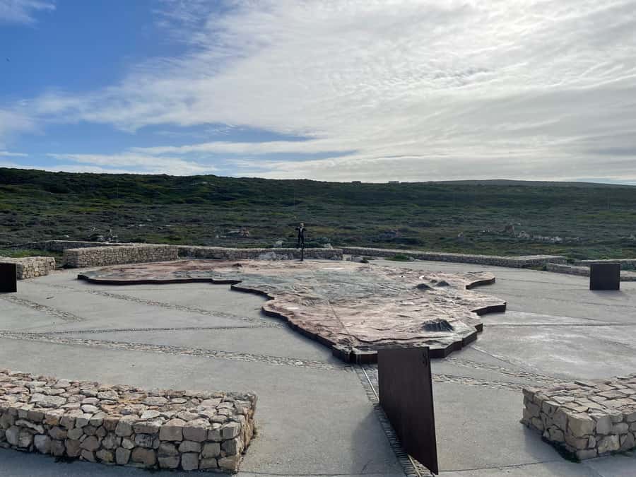 Cape Town: Cape Agulhas and Stony Point Penguin Tour - Lighthouse visit: guided entry, steep stairs, and the best viewing payoff