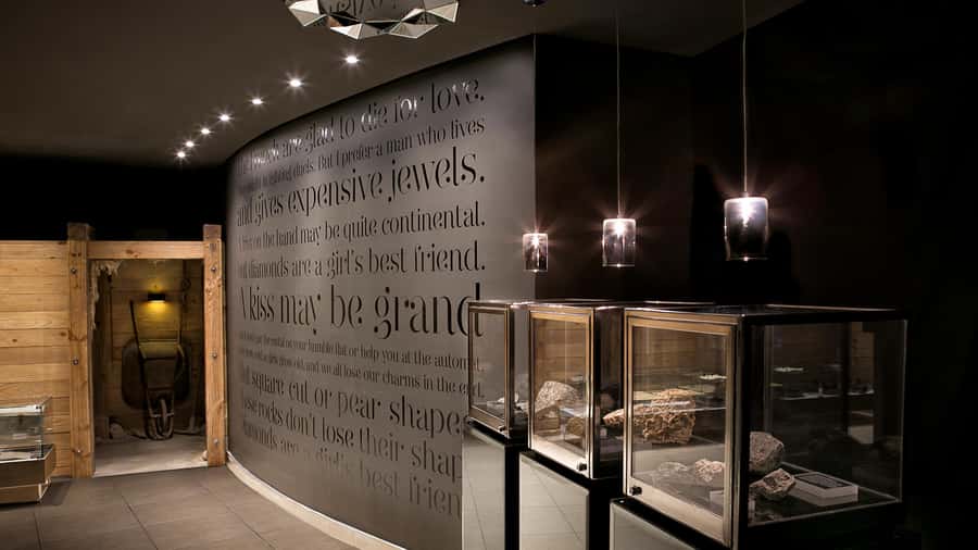 Cape Town: Private Guided Tour of Cape Town Diamond Museum - Drinks, pacing, and why the tour feels friendly (not stiff)