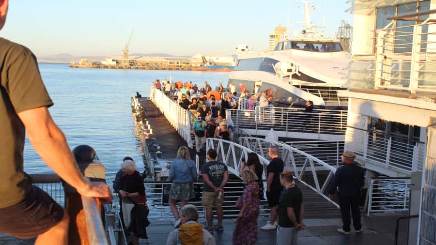 Cape Town: Robben Island ferry ticket plus Guided Tour - Getting there: the Nelson Mandela Gateway ferry rhythm