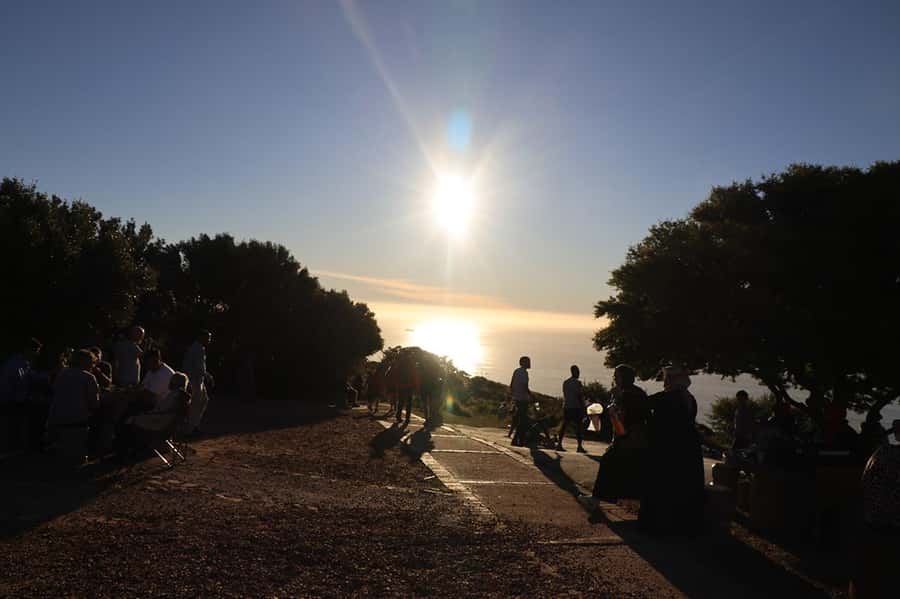 Cape Town: Sunset Bus Tour with Picnic on Signal Hill - Climbing Up to Signal Hill: The Viewpoint That Makes Cape Town Make Sense
