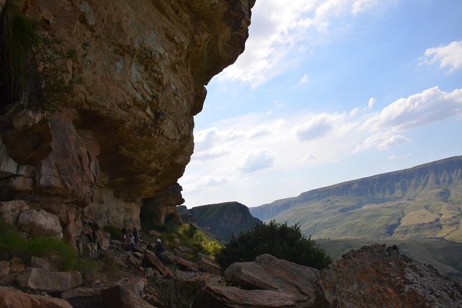 Drakensberg Kamberg Rock Art & Mandela Capture Site Day Tour from Durban - The cave-painting hike: pace yourself for the 90-minute walk