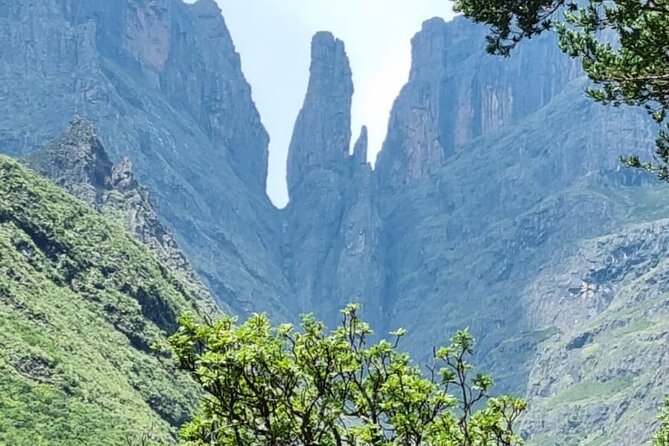 Drakensberg Mountains. Tugela Gorge and Amphitheater Hike - Amphitheater and the Cut Routes: Flexible Hiking for Real Bodies