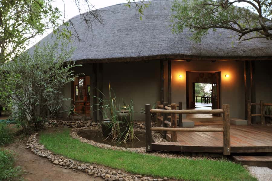 Johannesburg: 2-Day 4-Star Pilanesberg Safari - Lodge dinner and breakfast: 4-star comfort, plus a service heads-up