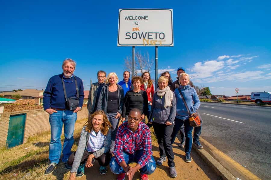 Johannesburg: Soweto Night Tour - Shebeen dinner and the 2.5-hour local bar block