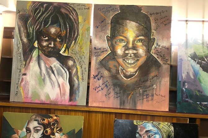 (Meet the Artist)Art Gallery & Street Art tour with lunch - How the group works, and why two guides can help