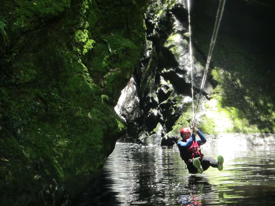 Plettenberg Bay: Canyoning Trip - The Ropes Course and the 25-Meter Abseil Start
