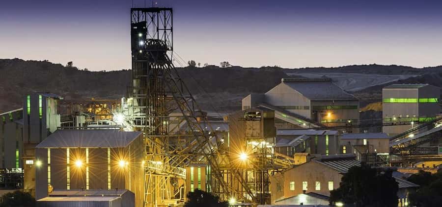 Pretoria: Cullinan Surface Diamond Mine Walking Tour - Your 2-hour flow: display room, shaft, and the big hole