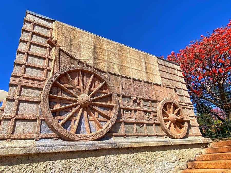 Pretoria: Pretoria City and Lion Park Tour - Pretoria architecture highlights: Ou Raadsaal, Palace of Justice, Capital Theater