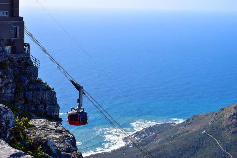 Table Mountain Cable Car Ticket with Transfer - Stepping onto the plateau: crisp air, 360 views, and where to recharge